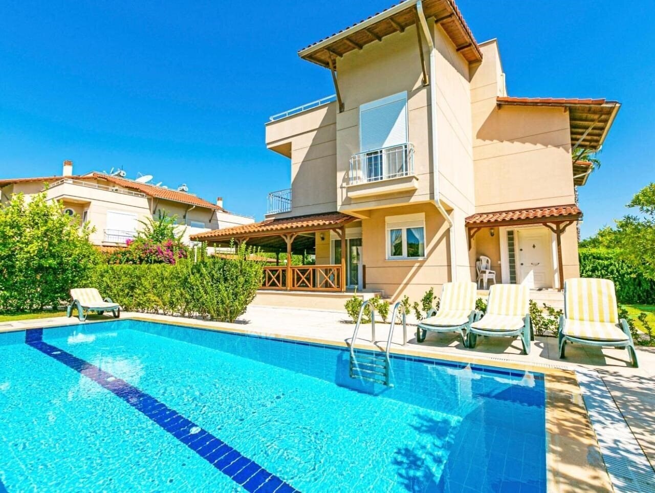 Отель Paradise Town Villa Gordon 3*